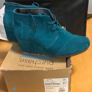 Toms desert wedge suede